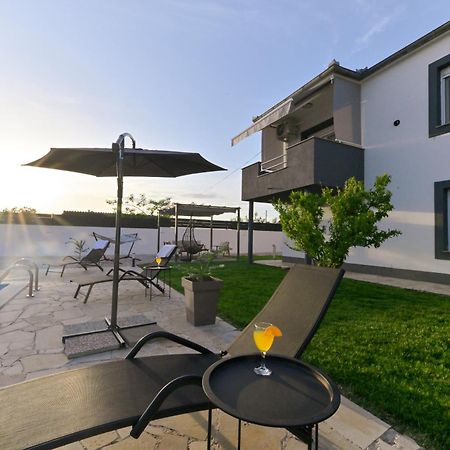 Apartment Amelie - With Pool And Sauna! Galovac  المظهر الخارجي الصورة